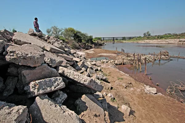 Están paradas las obras contra inundaciones en La Madrid