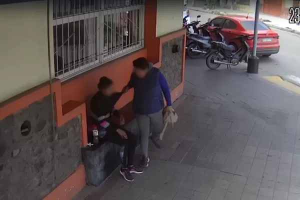 Con armas y acompañada por un menor, una mujer robó a dos jóvenes en distintos ataques