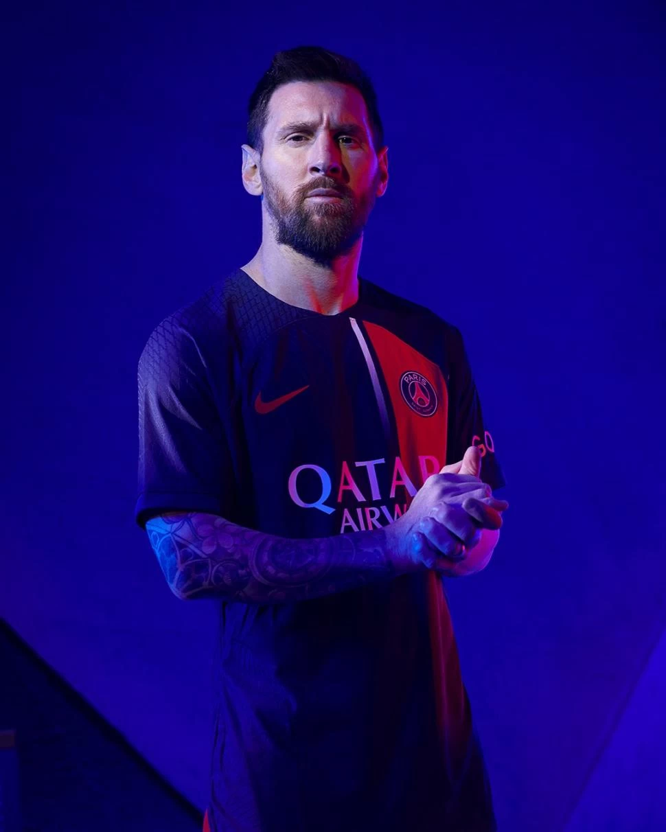 MODELO. Messi fue la cara visible de la presentación de la nueva casaca de PSG. twitter @PSG_espanol