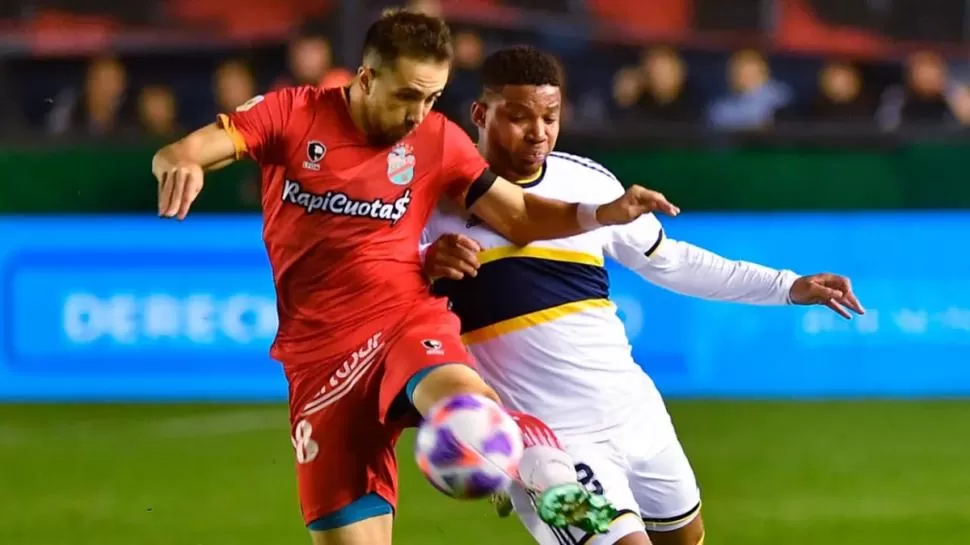 BUENA VICTORIA. Felipe Peña Biafore y Frank Fabra disputan la pelota en la mitad de la cancha; el volante del “arse” debió ser reemplazado cerca del final. 