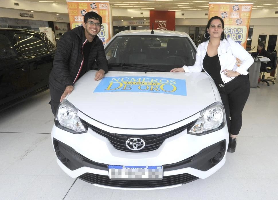 FELICES. Laura y su hijo Luciano se fotografiaron con su nuevo auto. Jamás habían tenido vehículo propio. 