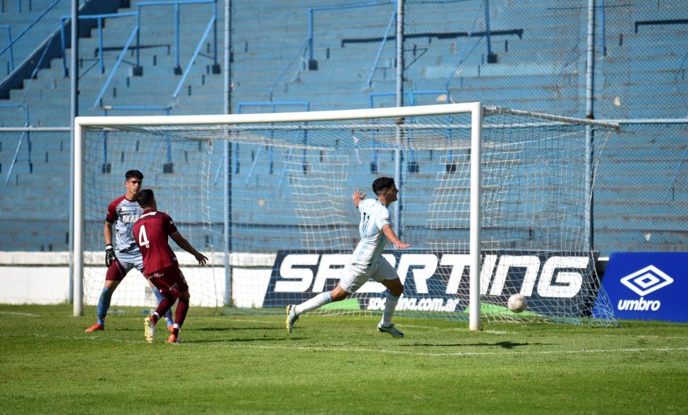 A GRITARLO. Máximo Pereira celebra el primero de sus goles ante Lanús. 