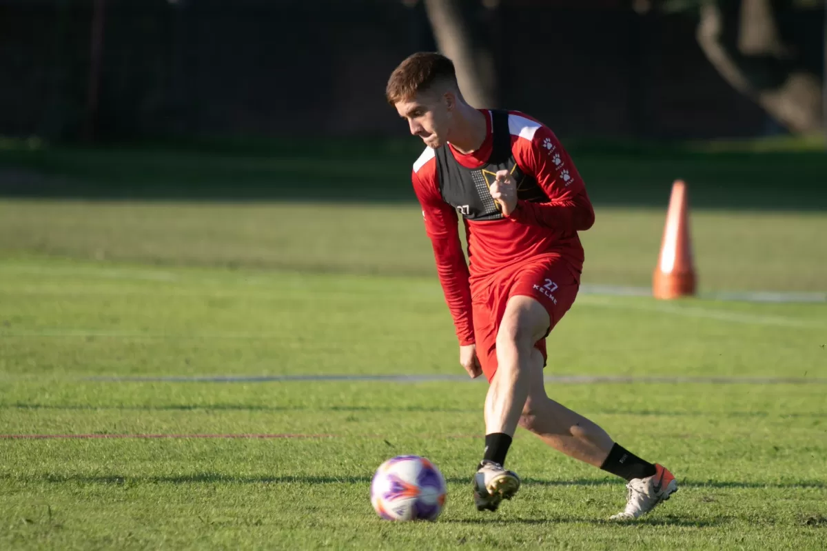 OPORTUNIDAD. Frontini le ratificó la confianza a Enzo Martínez, quien tiene la misión de aportar juego de tres cuartos de cancha en adelante en el duelo de hoy.