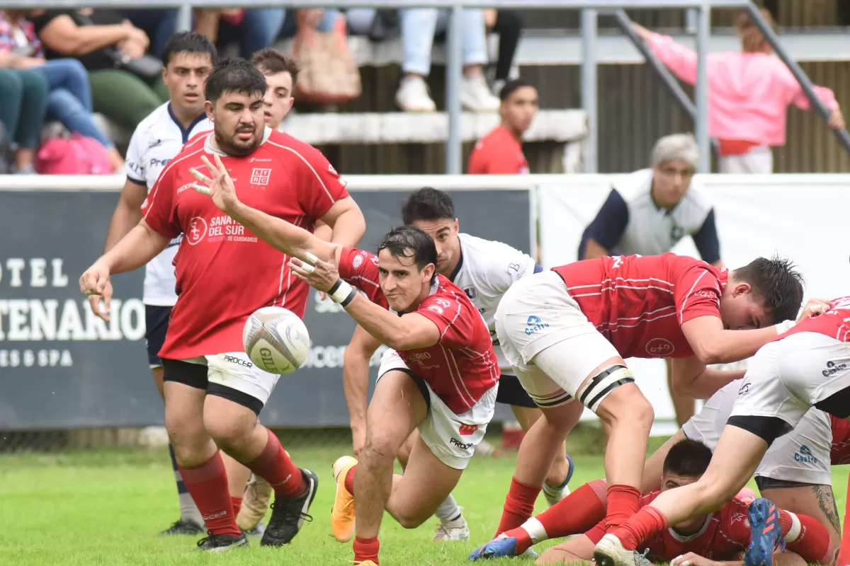 HAY JUEGO. Nicolás Alvizo reinicia la ofensiva de Los Tarcos tras el ruck. El “rojo” ahora visitará al Jockey de Salta.