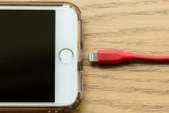 ¿Por qué no se debe cargar la batería del celular con la funda de protección puesta?