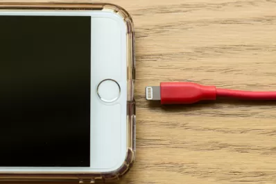 ¿Por qué no se debe cargar la batería del celular con la funda de protección puesta?