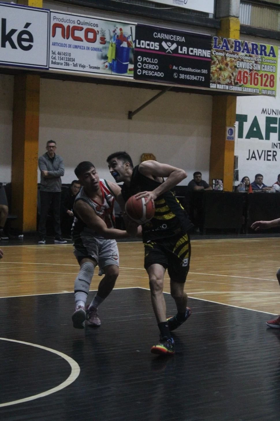 BASES. Joaquín Nóblega (Talleres) deja en el camino a Matías Vergara.  