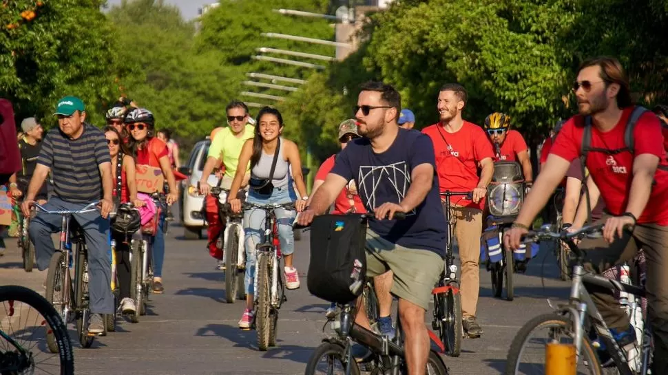 PARA TODAS LAS EDADES. Metabici organizó charlas, clases de reparación y una movilización por el centro. 