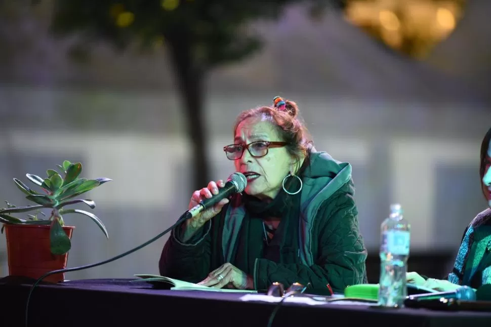 RECITANDO SUS POEMAS. “La poesía seduce con la palabra, fertiliza el alma”, dice Melcy Ocampo. 