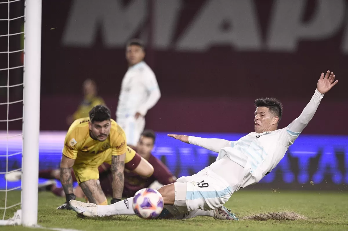 EL GOL QUE NO FUE. El delantero no pudo empujar esa pelota. 