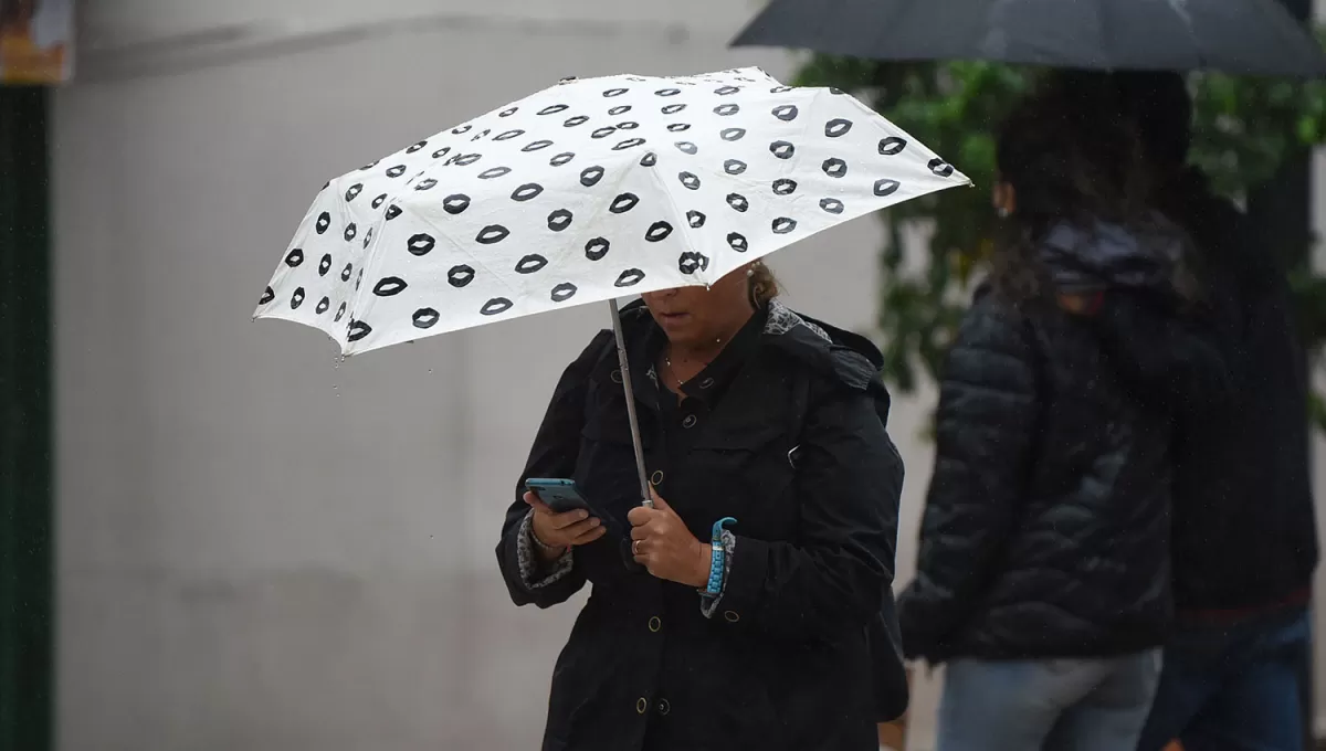 FRÍO Y HÚMEDO. Las lluvias que comenzaron el domingo por la noche condicionaron la jornada del lunes en Tucumán.