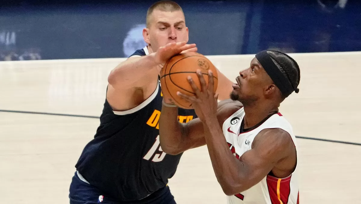 LUCHADA. Jokic y Butler son las estrellas de los equipos que se disputan el anillo de campeones de la NBA.