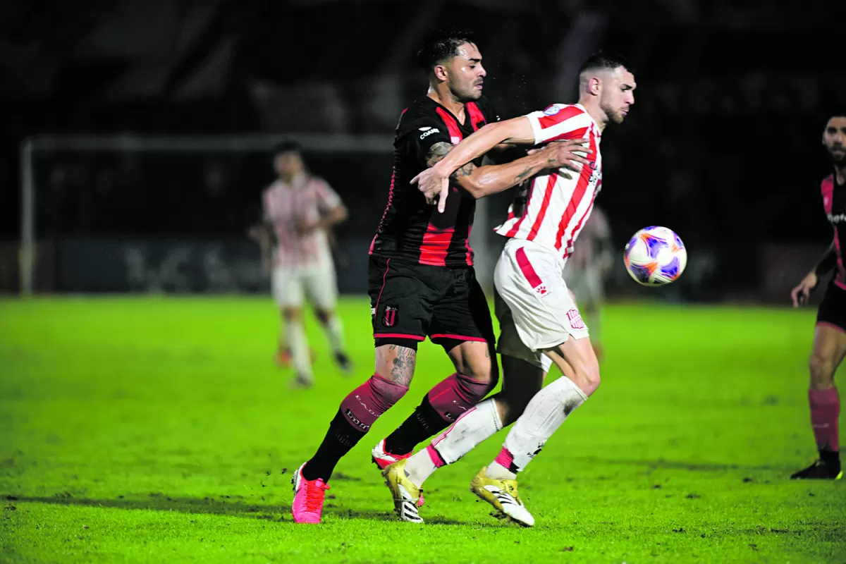 VALENTÍA Y ENJUNDIA. Bucca lucha ante la marca de Moreira. Fue clave para empujar al equipo en el peor momento.