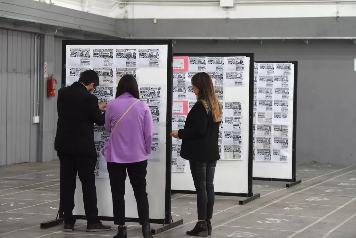 DECENAS DE PARTIDOS, MILES DE BOLETAS. Paneles con los votos habilitados para estos comicios, en la sede de la Junta Electoral. Foto de Archivo LA GACETA / Por Analía Jaramillo