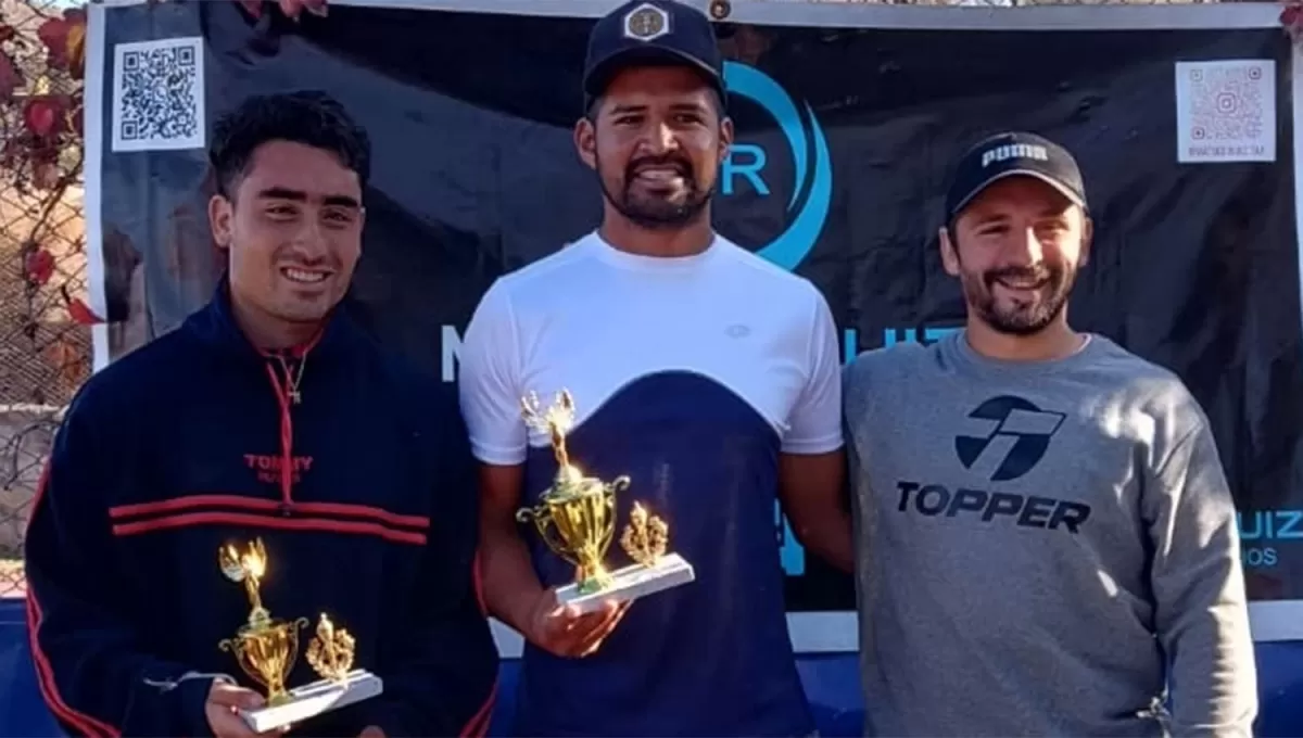 PREMIACIÓN. Mauricio Flores, Maximiliano Viltez y el profesor Matías Juan.  