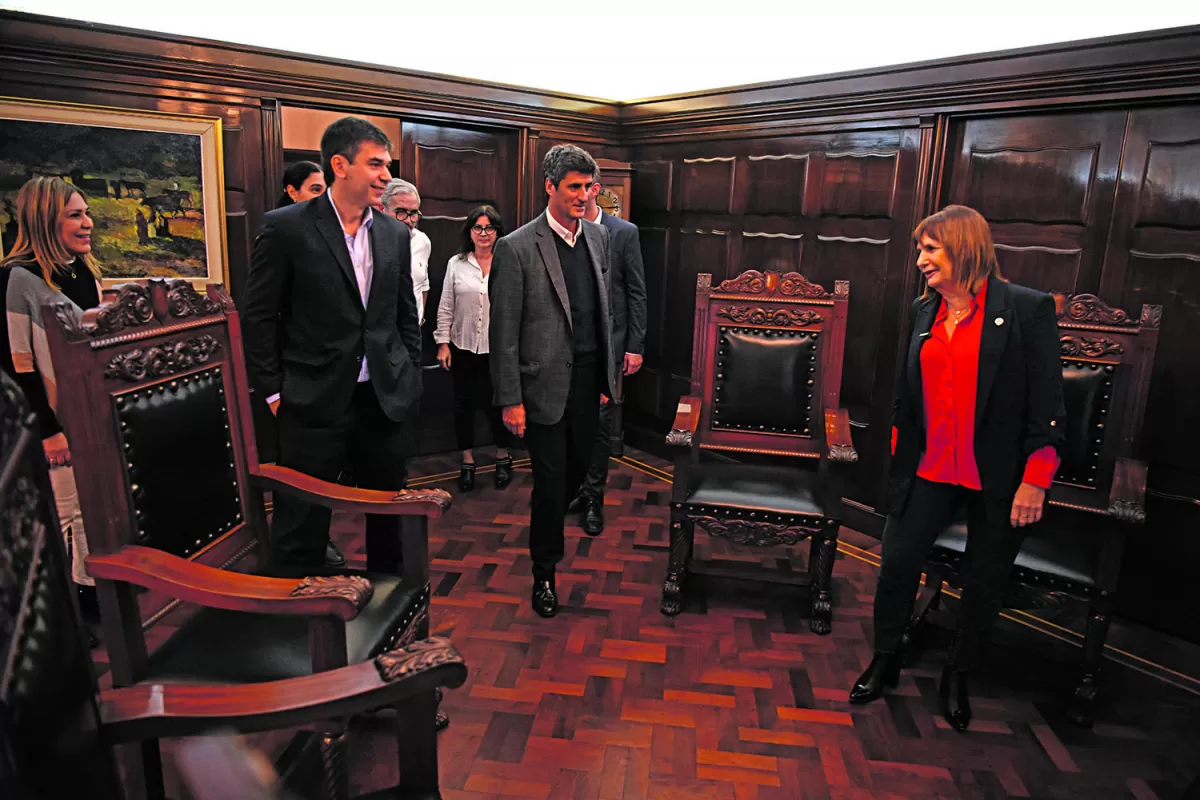 EN LA GACETA. Daniel Dessein, presidente del Directorio, y José Pochat, gerente general, recibieron a Bullrich.