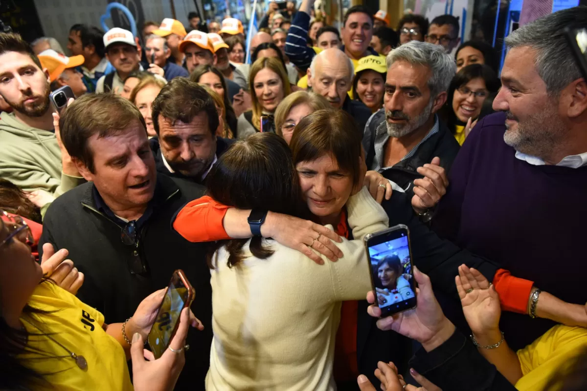 EN TUCUMÁN. Bullrich recibió el respaldo de sus seguidores. LA GACETA/FOTO DE DIEGO ARÁOZ