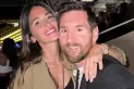 Se sacó una selfie con su novia y no se dio cuenta que tenía a Lionel Messi atrás