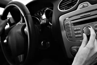 Conducir un automóvil requiere atención y la música es un tema a tener en cuenta