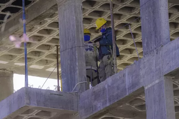 Los constructores sostienen que el reclamo salarial de la Uocra sólo complica el escenario