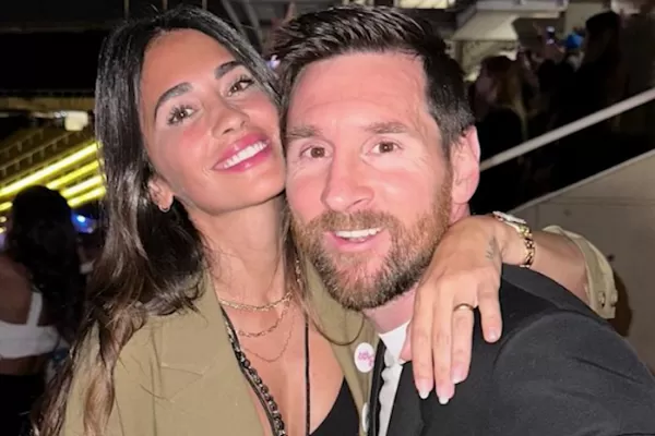 Se sacó una selfie con su novia y no se dio cuenta que tenía a Lionel Messi atrás