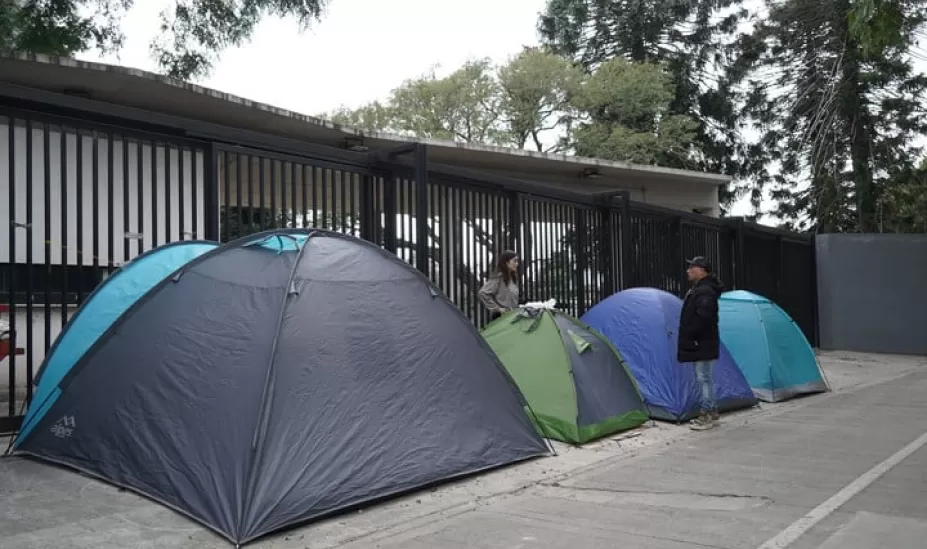 Las fans de Taylor Swift acampando en River.