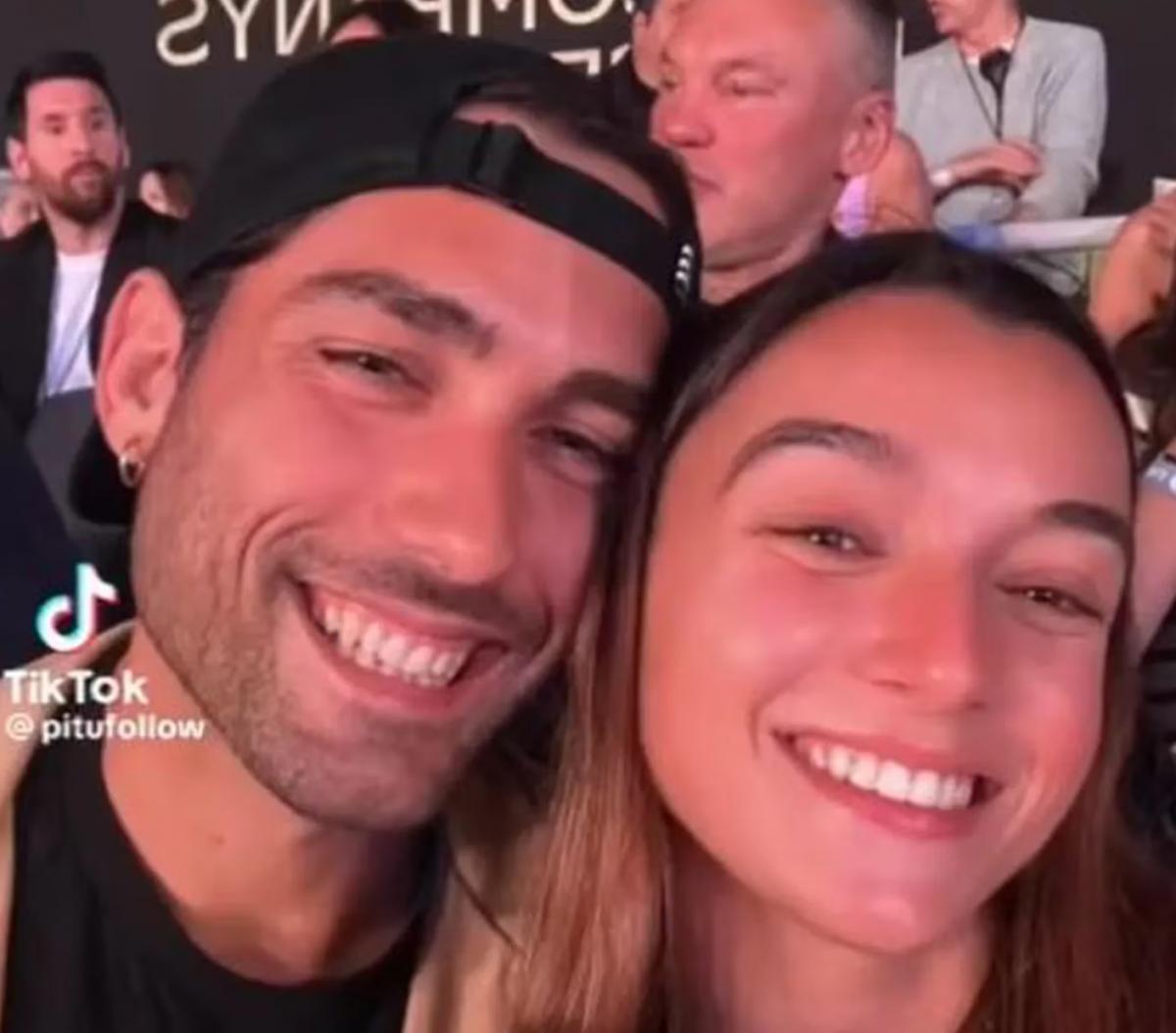 Se sacó una selfie con su novia y no se dio cuenta que tenía a Messi atrás