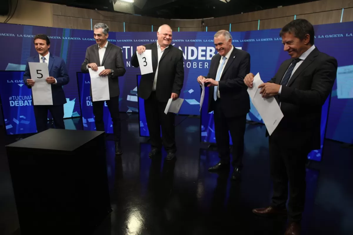 TREGUA. Los candidatos a gobernador Roberto Sánchez, Martín Correa, Federico Masso, Osvaldo Jaldo y Ricardo Bussi sonríen: acordaron no interrumpirse durante los momentos de debate libre en Panorama Tucumano. LA GACETA/FOTO DE JUAN PABLO SÁNCHEZ NOLI 