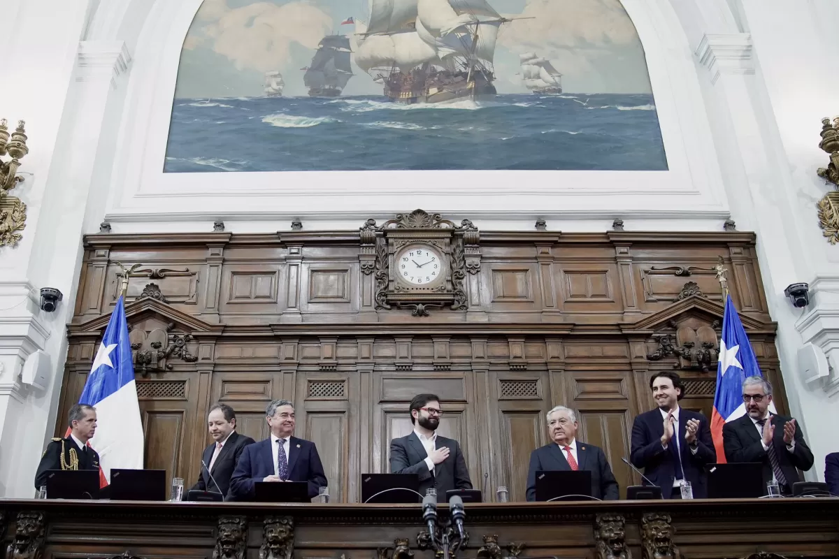 CHILE. Boric durante la asunción de los consejeros constitucionales encargados de redactar la nueva constitución. Foto tomada de Twitter / @GabrielBoric.