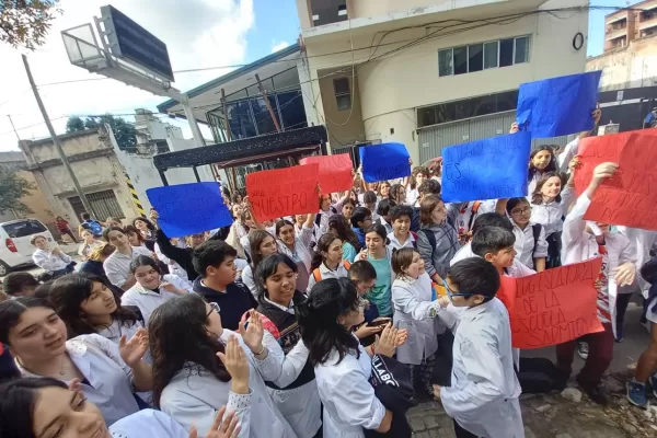 Alumnos de la escuela Sarmiento realizaron una sentada en el Rectorado
