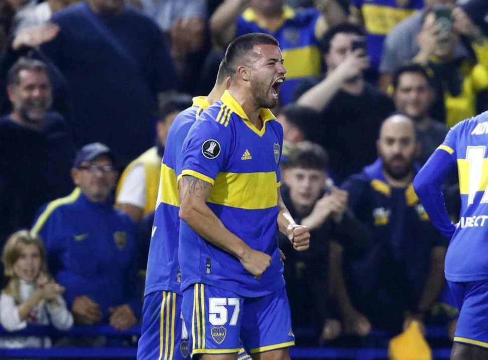 PARA GRITARLO CON TODO. “Chelo” Weigandt le dio el triunfo y la clasificación a Boca con un golazo: se acomodó en la medialuna y sacó una volea inatajable. 