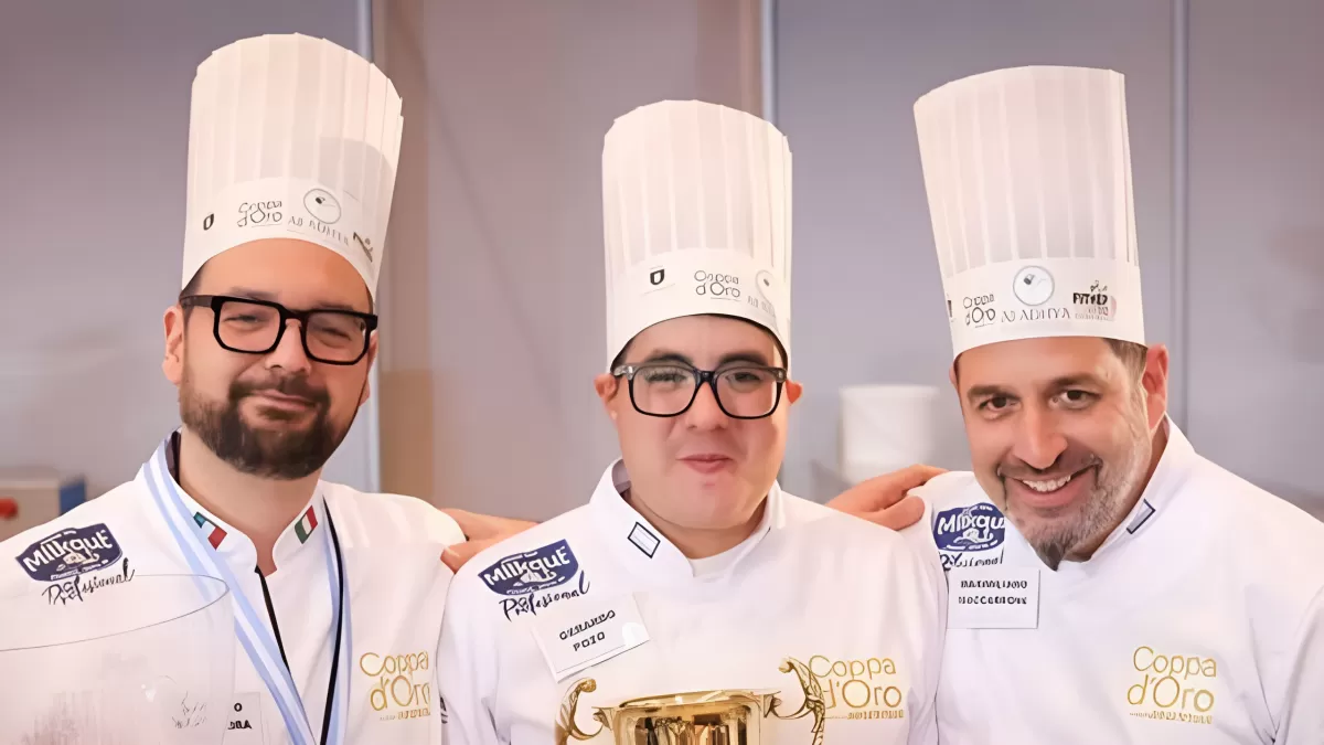 Al centro, el ganador de la competencia, junto a integrantes del jurado del certamen