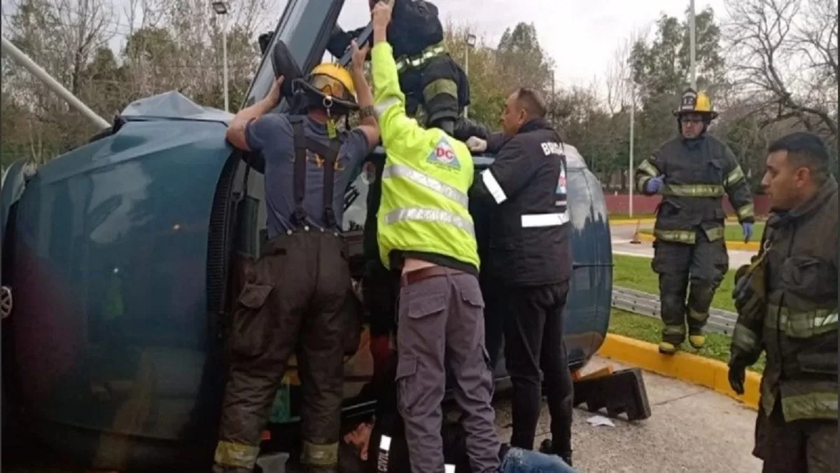 La mujer fue rescatada por los bomberos