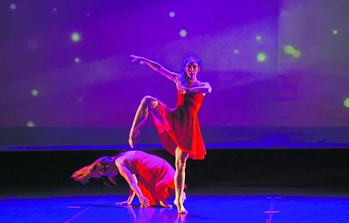 ENTRE LA TIERRA Y EL CIELO. Un dúo de bailarinas acapara la atención con fuerte presencia escénica.