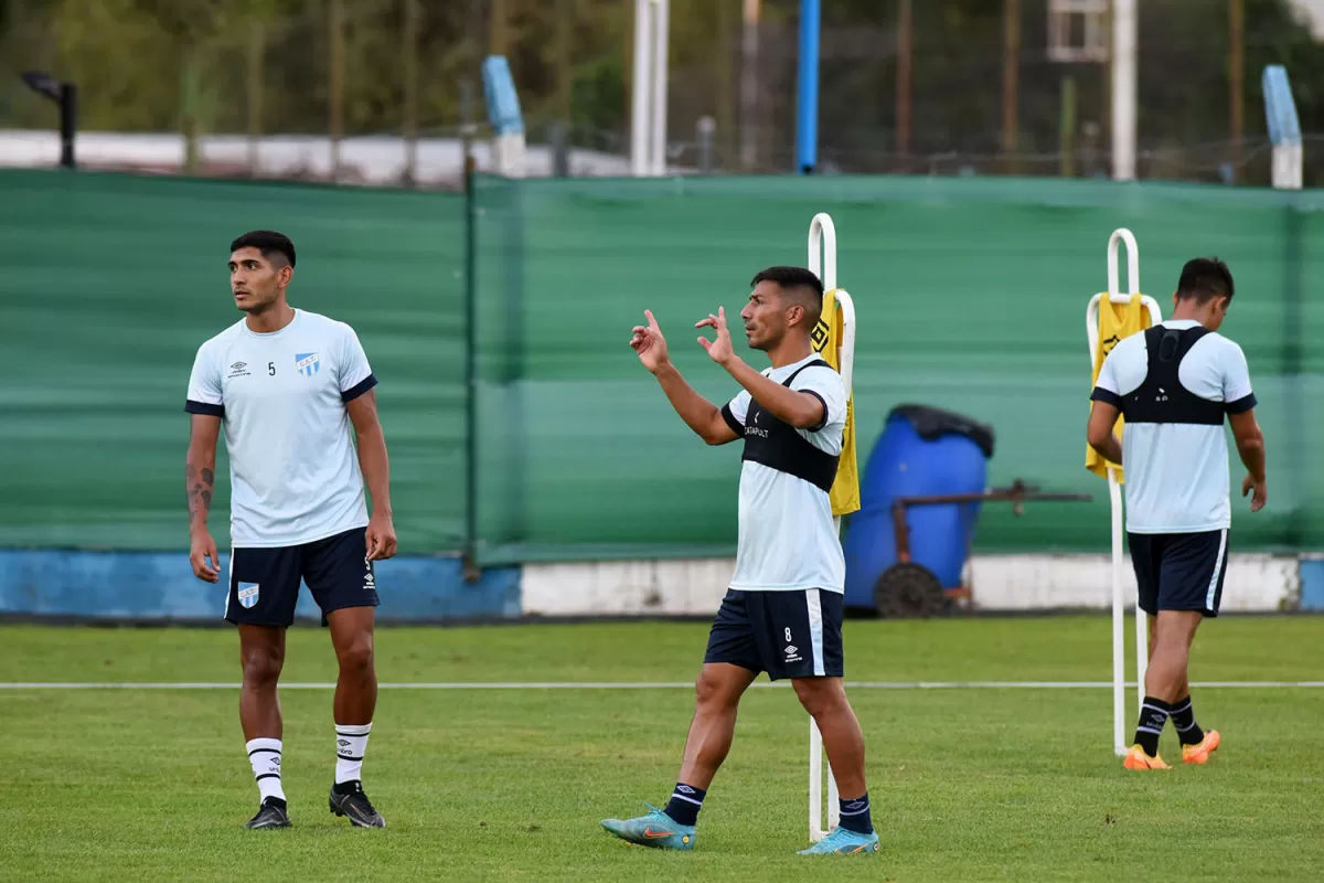 INDICACIONES. Sánchez pisa fuerte en la media cancha. Fue titular 12 veces.