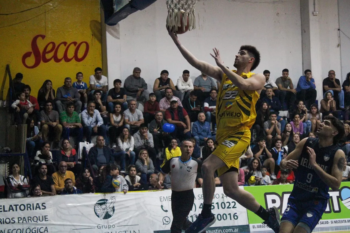 EN BANDEJA. Matías Bernán vuela para anotar en el canasto de Belgrano.