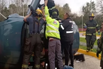 Video: volcó su auto en pleno examen de manejo y fue rescatada por los bomberos