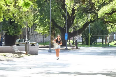 Anuncian una jornada soleada y calurosa, antes del ingreso de una ola polar