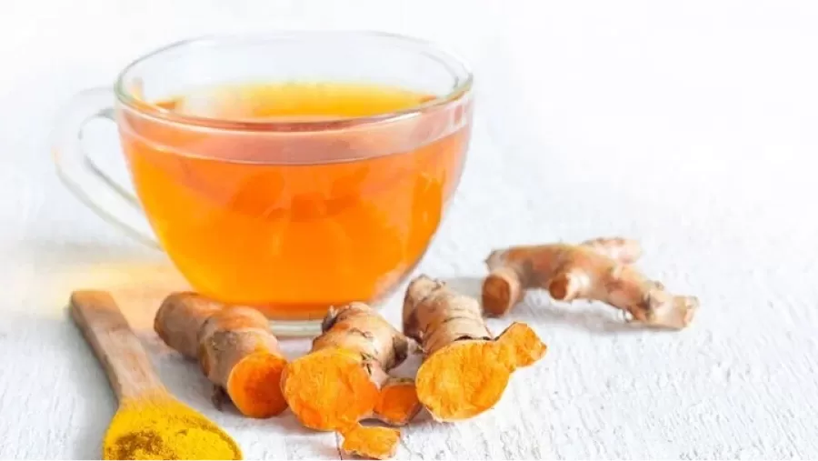 El agua de cúrcuma aporta numerosos beneficios a la salud.