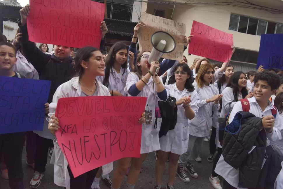 EN EL RECTORADO. Estudiantes en ruidosa manifestación.  