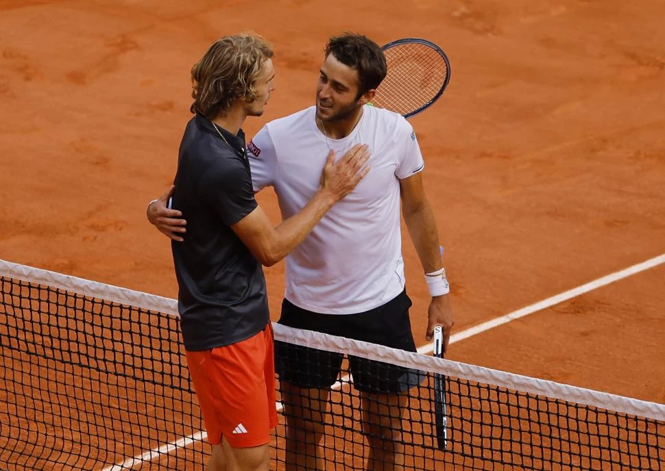 SALUDO FINAL. Zverev felicita a Etcheverry. Después lo elogió en público. 