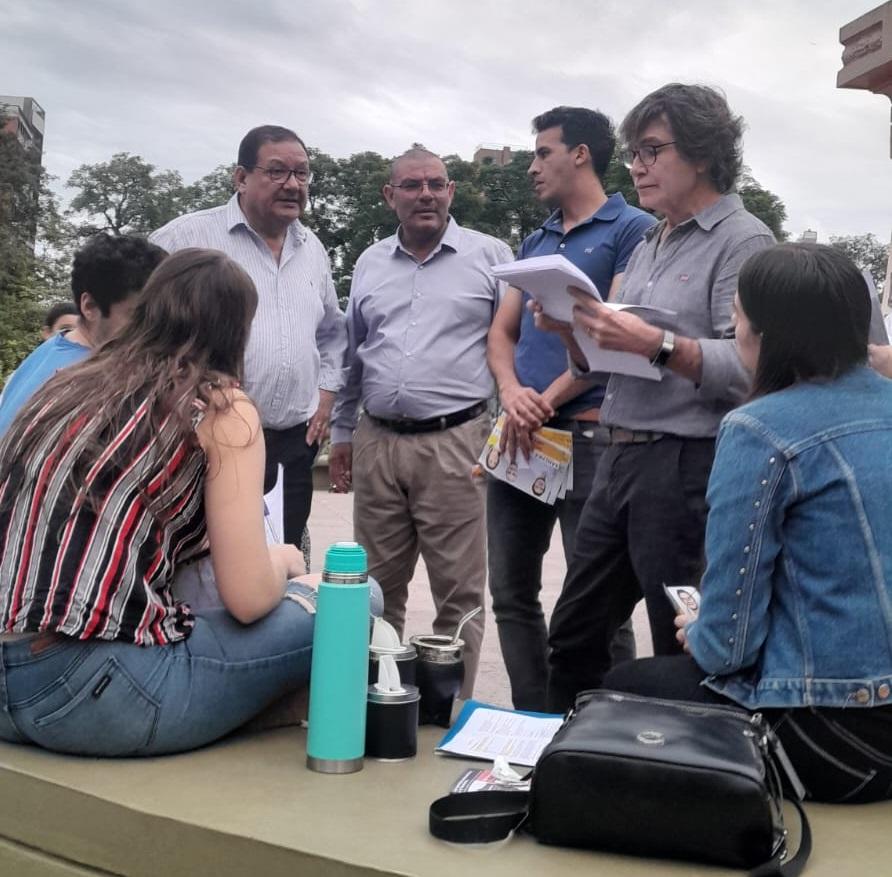 DE JUNTOS POR EL CAMBIO. Enrique Pedicone y Cristian Petersen, junto a dirigentes de su espacio durante la campaña electoral. Foto de Twitter @farias_wd