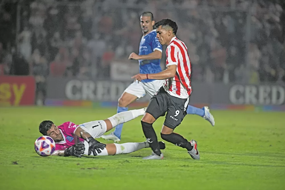 En la foto, Mauro Verón pierde con el arquero cordobés Petroli 