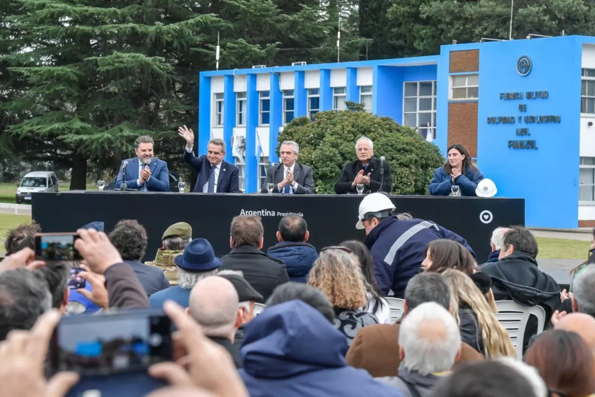 EN AZUL. Fernández estuvo acompañado por Rossi y Taiana. 