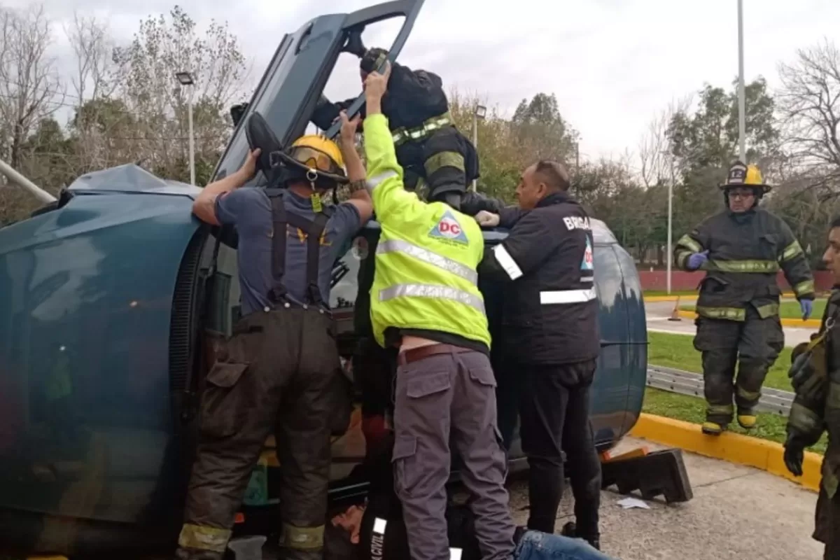 Perdió el control del auto y volcó en pleno examen de manejo