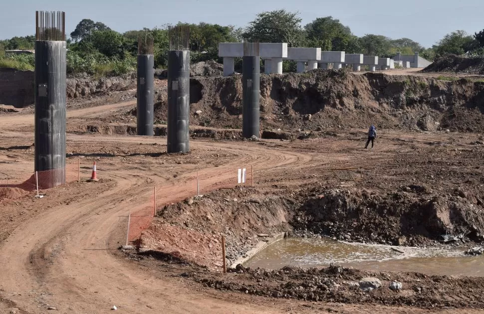 LA OBRA. Tres imágenes sobre los trabajos que se llevan adelante en el puente ferroviario sobre el río Salí que se clausuró a fines de 2019. 