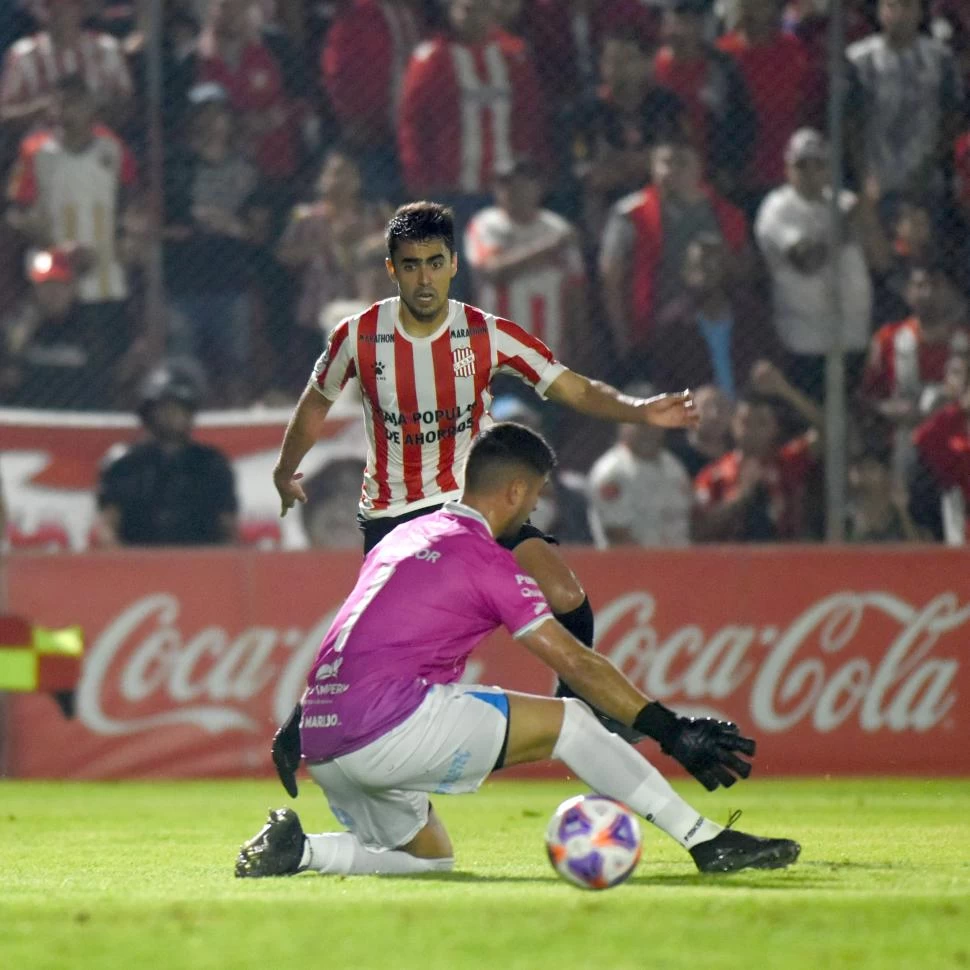 INFRANQUEABLE. Así se mostró anoche el arquero Petroli, cuyo pase pertenece a River. En esta escena, el que lo enfrenta sin éxito es Iván Molinas. LA GACETA / FOTO DE DIEGO ÁRAOZ