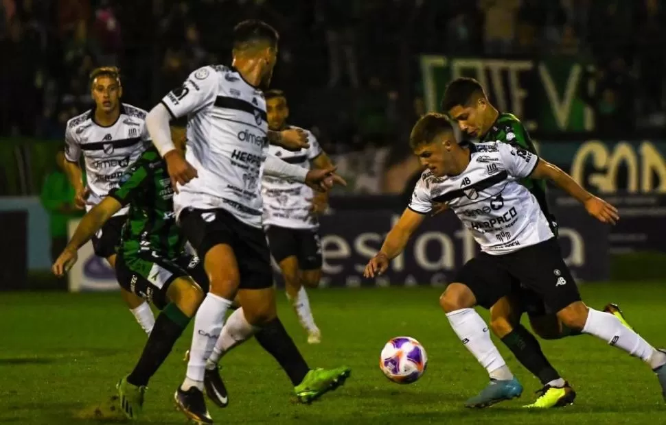 NUNCA LOGRÓ RECIBIR CÓMODO. Thomas Amilivia, la carta de gol de All Boys, estuvo demasiado solo en ofensiva y fue bien controlado por los rivales. twitter @caallboys