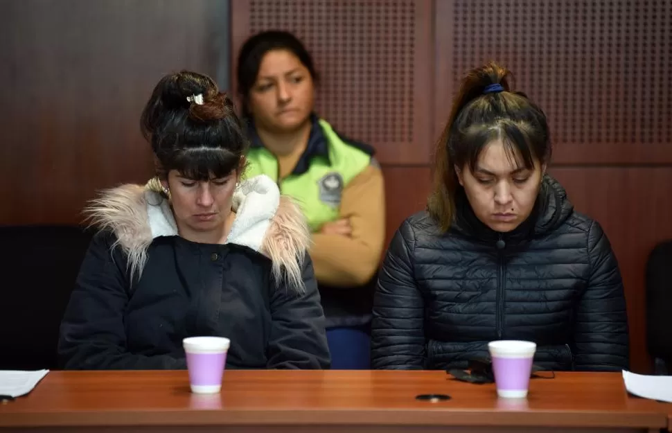 ACUSADAS. Martina Florencia “Gallina” Ledesma y Karen Stefania “Huevuda” Paz escuchando los testimonios LA GACETA / FOTO DE INÉS QUINTEROS ORIO