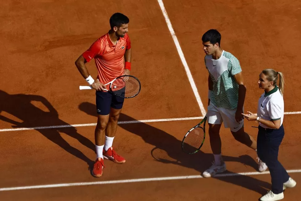 DISMINUIDO. Alcaraz camina acalambrado, Djokovic lo mira de cerca. 